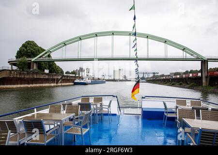 Vue depuis un bateau touristique jusqu'au pont pour piétons et cyclistes dans le port de Niehler, Cologne, Allemagne. Blick von einem Ausflugsschiff zur Bruec Banque D'Images