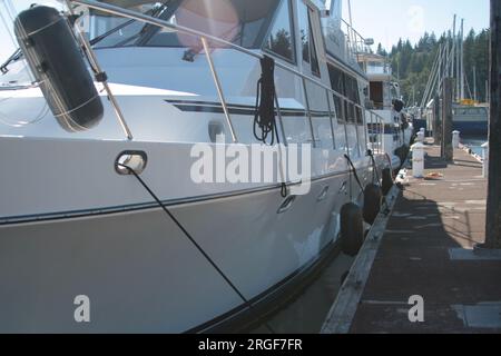 Yacht blanc amarré par une journée ensoleillée Banque D'Images