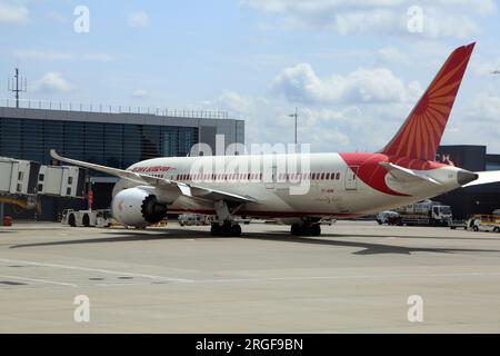 Boeing 787-B à l'extérieur du terminal 2 de l'aéroport Heathrow Londres Angleterre Banque D'Images