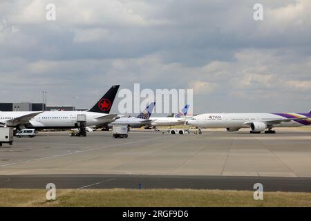 Avions sur Tarmac à l'aéroport d'Heathrow terminal deux Londres Angleterre Banque D'Images