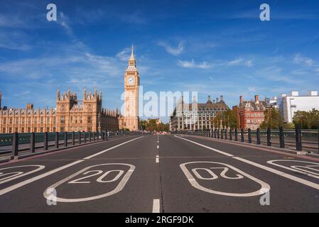 Route vide menant au Palais de Westminster et Big Ben avec ciel en arrière-plan Banque D'Images