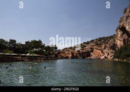 Vouliagmeni Athènes Grèce touristes nager dans le lac Vouliagmeni un Spa naturel - était une fois une caverne, mais le toit de la grotte est tombé en raison de l'érosion de la Banque D'Images