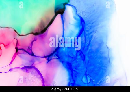 Macro gros plan de couches d'encre alcoolique violet vif, turquoise, rose et bleu et formes abstraites sur blanc. Encre fluide, fond plein cadre coloré. Banque D'Images