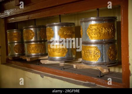 Inde, Ladakh, Zanskar, Sani, Monastère roues de prière tournant dans le cloître Banque D'Images