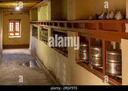Inde, Ladakh, Zanskar, Sani, Monastère roues de prière dans le cloître Banque D'Images