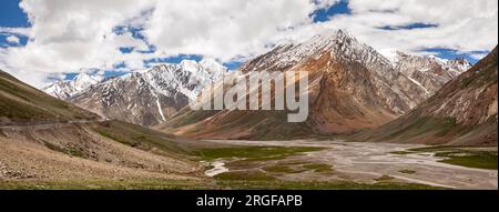 Inde, Ladakh, Zanskar, Pensi la, Himalaya enneigé, pics à partir du col de 14,436’, panoramique Banque D'Images