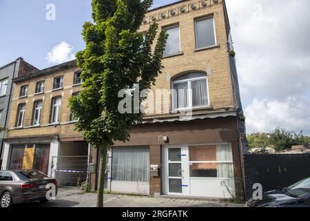 Vilvoorde, Belgique. 09 août 2023. L'illustration montre le sqaut où une personne est morte hier après un combat, dans la rue Kolveniersstraat à Vilvoorde, le mercredi 09 août 2023. Hier, la police a envahi un bâtiment squatté, où elle a trouvé le lourd corps mutilé d'une personne. 14 personnes armées de chauves-souris et de couteaux ont été arrêtées. BELGA PHOTO NICOLAS MAETERLINCK crédit : Belga News Agency/Alamy Live News Banque D'Images