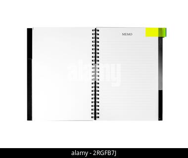 Carnet ouvert en spirale avec note de page jaune isolée sur blanc. Pages vierges pour l'espace de copie. Concept de rappel Banque D'Images