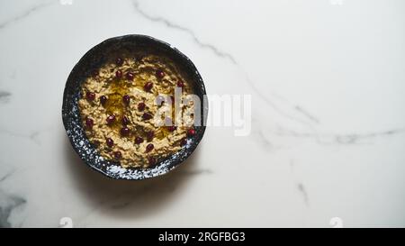 Baba ganoush. Une trempette fumée du Moyen-Orient à base d'aubergines rôties, mélangées avec du tahini, du jus de citron avec de l'ail et de l'huile d'olive. souvent garni de Banque D'Images