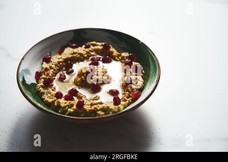 Baba ganoush. Une trempette fumée du Moyen-Orient à base d'aubergines rôties, mélangées avec du tahini, du jus de citron avec de l'ail et de l'huile d'olive. souvent garni de Banque D'Images