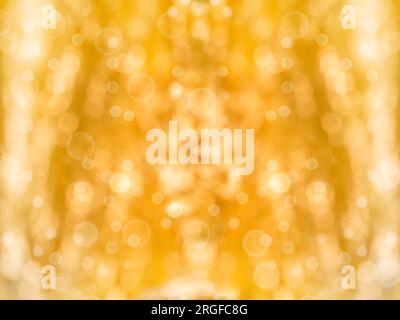 Lumières de noël dorées défocalisées. Fond jaune avec paillettes chatoyantes Banque D'Images