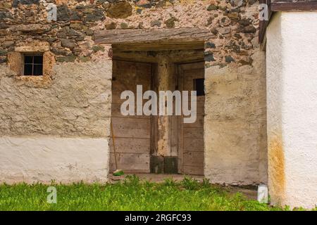 Portes dans un bâtiment abandonné dans le village de montagne de Magnanins près de Rigolato à Carnia, Frioul-Vénétie Julienne, nord-est de l'Italie Banque D'Images