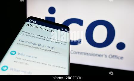 Smartphone avec page Web du British information Commissioner's Office (ICO) sur l'écran devant le logo. Effectuez le focus sur le coin supérieur gauche de l'écran du téléphone. Banque D'Images