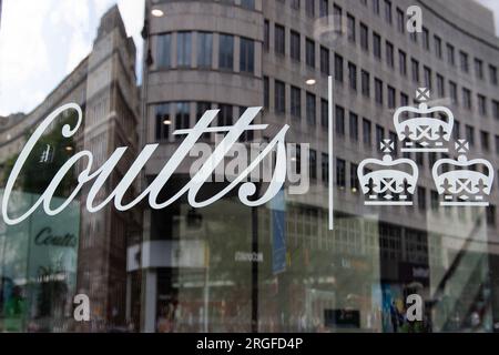 Une vue générale de l'enseigne de Coutts Bank à sa succursale londonienne au Strand à Londres, Angleterre, Royaume-Uni, le samedi 29 juillet 2023. La banque, qui fait partie o Banque D'Images