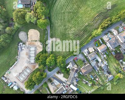 Une vue aérienne d'un petit lotissement sur le e sur le bord de certains logements existants dans un cadre rural Banque D'Images