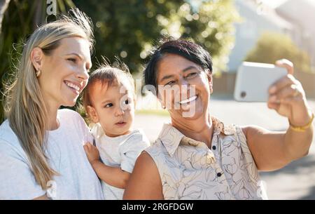 Maman, grand-mère et bébé prennent un selfie en vacances pour la photographie en été ensemble. Médias sociaux, liens ou prises de vues entre maman et grand-mère Banque D'Images