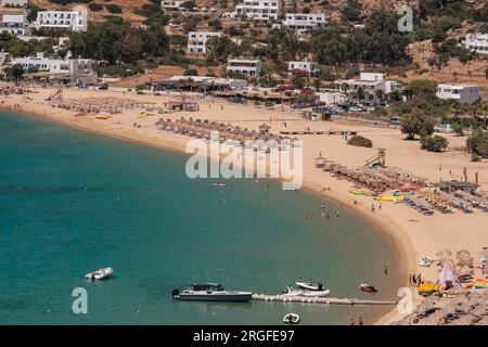 IOS, Grèce - 1 août 2019 : vue panoramique aérienne de la célèbre et populaire plage de Mylopotas à iOS Grèce Banque D'Images