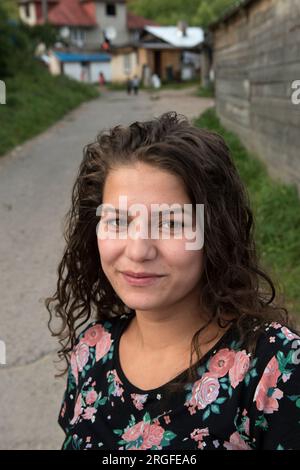 Jeune fille gitane ROM adolescente, maison multigénérationnelle en arrière-plan. Colonie tzigane à la périphérie de Sumiac, district de Brezno, Slovaquie août 2023. HOMER SYKES des années 2020 Banque D'Images