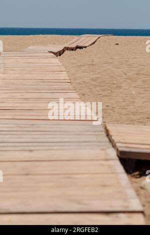 Vue sur un chemin en bois menant à la plage de Mylopotas à iOS Grèce Banque D'Images