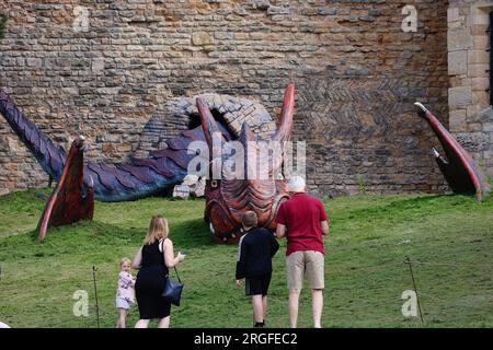 Lincoln, Lincolnshire, Royaume-Uni. 09 août 2023. UK Météo : une journée lumineuse et ensoleillée au château de Lincoln. Les visiteurs s'émerveillent devant les dragons exposés dans le parc. Crédit photo : PAL News/Alamy Live News Banque D'Images