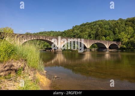 Gatliff Bridge - Un pont avec des arches traversant la rivière Cumberland. Banque D'Images