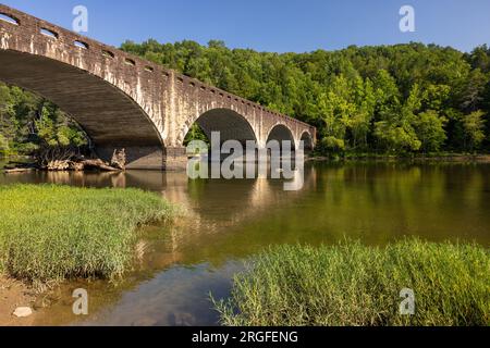 Gatliff Bridge - Un pont avec des arches traversant la rivière Cumberland. Banque D'Images