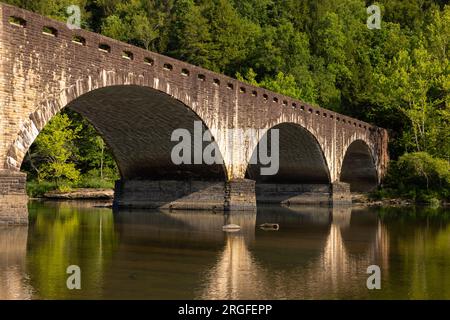 Gatliff Bridge - Un pont avec des arches traversant la rivière Cumberland. Banque D'Images