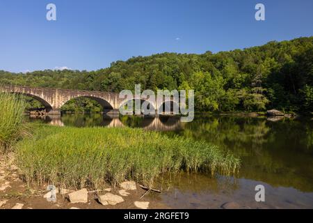 Gatliff Bridge - Un pont avec des arches traversant la rivière Cumberland. Banque D'Images