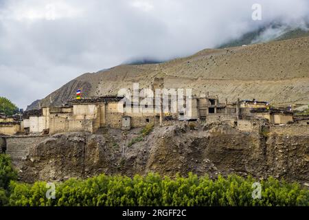 Vieille ville fortifiée de Kagbeni avec monuments en pierre, monastères, maisons de boue dans le Mustang supérieur du Népal Banque D'Images