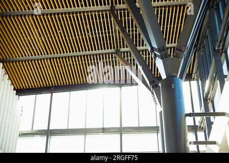 colonne d'acier en métal dans le bâtiment moderne, colonne de fixation et plafond ou toit, construction. centre commercial, aéroport Banque D'Images