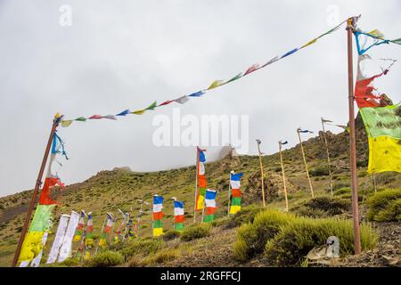 Drapeaux de prière bouddhiste tibétain sur une colline de montagne verte à Kagbeni dans le Haut Mustang, Népal Banque D'Images