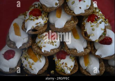 Cannoli les célèbres pâtisseries siciliennes composées de coquilles en forme de tube de pâte frite, fourrées d'une garniture crémeuse sucrée de fromage ricotta. Banque D'Images