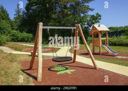 Aire de jeux pour enfants dans un parc de jeux vide. balançoires et glissades d'enfance. style de vie amusant et actif Banque D'Images