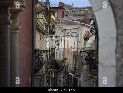 Paysage avec vue panoramique sur les bâtiments anciens sur Corso Umberto la rue principale de Taormina en Sicile, Italie. Banque D'Images