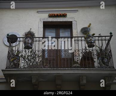 Balcon de maison sicilienne sur le Corso Umberto historique à Taormina Sicile, Italie. Banque D'Images