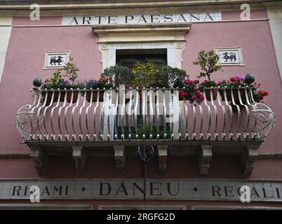 Souvenir sicilien local et balcon de boutique d'art sur l'historique Corso Umberto à Taormina Sicile, Italie. Banque D'Images