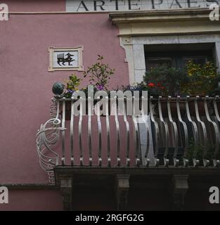 Souvenir sicilien local et balcon de boutique d'art sur l'historique Corso Umberto à Taormina Sicile, Italie. Banque D'Images