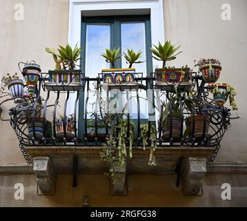 Balcon de maison sicilienne sur le Corso Umberto historique à Taormina Sicile, Italie. Banque D'Images