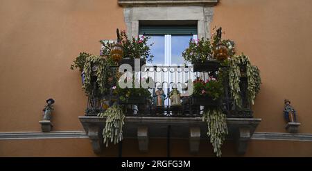 Balcon de maison sicilienne sur le Corso Umberto historique à Taormina Sicile, Italie. Banque D'Images