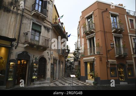 Magasins locaux sur la rue historique Corso Umberto à Taormina Sicile, Italie. Banque D'Images