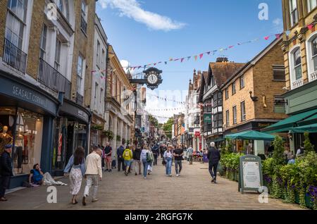 Une vue vers l'est sur la High Street dans la ville historique de Winchester, Hampshire, Royaume-Uni sous l'horloge victorienne emblématique en fer. Winchester était une ancienne capitale Banque D'Images