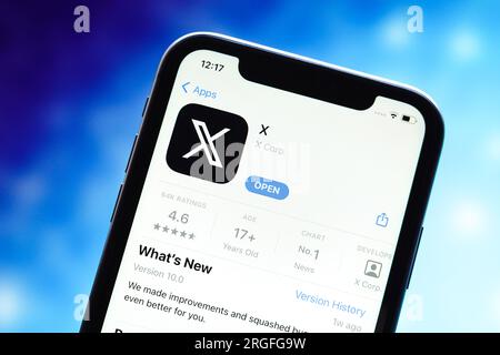 Chine. 09 août 2023. Sur cette photo, le logo du réseau social 'X' (anciennement : Twitter) est affiché dans l'App Store d'Apple. Crédit : SOPA Images Limited/Alamy Live News Banque D'Images