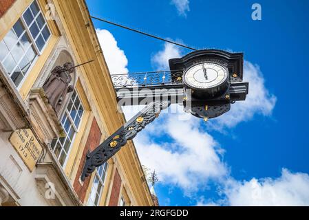 La grande horloge victorienne emblématique au-dessus de High Street à Winchester, Hampshire, Royaume-Uni. L'horloge est située sur l'ancien Guildhall, qui est maintenant un Lloy Banque D'Images