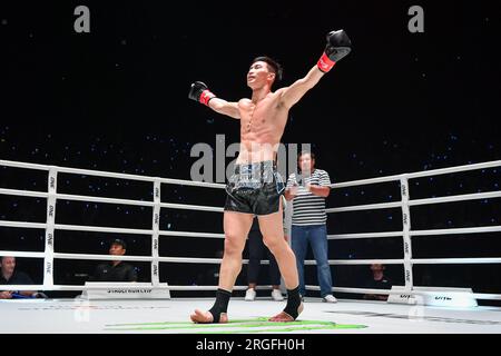 Bangkok, Thaïlande. 05 août 2023. Tawanchay, de Thaïlande, fait signe à la foule lors de la One Fight Night 13 au Lumpinee Boxing Stadium. Chingiz Allazov, champion du monde de kickboxing poids plume, a conservé son titre après un duel de va-et-vient avec Marat Grigorian, deuxième candidat classé. Crédit : SOPA Images Limited/Alamy Live News Banque D'Images