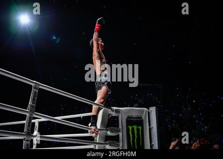 Bangkok, Thaïlande. 05 août 2023. Tawanchay, de Thaïlande, fait signe à la foule lors de la One Fight Night 13 au Lumpinee Boxing Stadium. Chingiz Allazov, champion du monde de kickboxing poids plume, a conservé son titre après un duel de va-et-vient avec Marat Grigorian, deuxième candidat classé. Crédit : SOPA Images Limited/Alamy Live News Banque D'Images