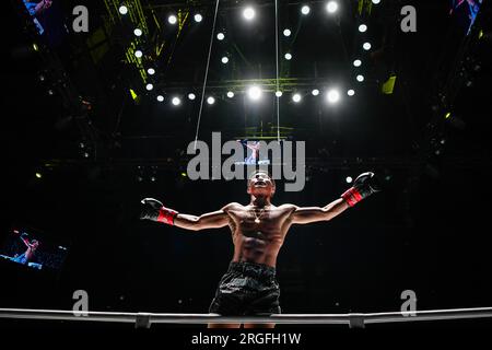 Bangkok, Thaïlande. 05 août 2023. Tawanchay, de Thaïlande, fait signe à la foule lors de la One Fight Night 13 au Lumpinee Boxing Stadium. Chingiz Allazov, champion du monde de kickboxing poids plume, a conservé son titre après un duel de va-et-vient avec Marat Grigorian, deuxième candidat classé. Crédit : SOPA Images Limited/Alamy Live News Banque D'Images