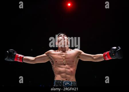 Bangkok, Thaïlande. 05 août 2023. Tawanchay, de Thaïlande, fait signe à la foule lors de la One Fight Night 13 au Lumpinee Boxing Stadium. Chingiz Allazov, champion du monde de kickboxing poids plume, a conservé son titre après un duel de va-et-vient avec Marat Grigorian, deuxième candidat classé. Crédit : SOPA Images Limited/Alamy Live News Banque D'Images