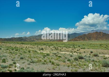 La route vers la ville de Naryn dans l'ouest du Kirghizistan Banque D'Images