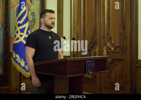 Kiev, Ukraine. 08 août 2023. Le président ukrainien Volodymyr Zelenskyy tient un moment de silence lors d'une cérémonie de remise des prix marquant la Journée des troupes de signal au Palais Mariinskyi, le 8 août 2023 à Kiev, en Ukraine. Crédit : Pool photo/Ukrainian Presidential Press Office/Alamy Live News Banque D'Images