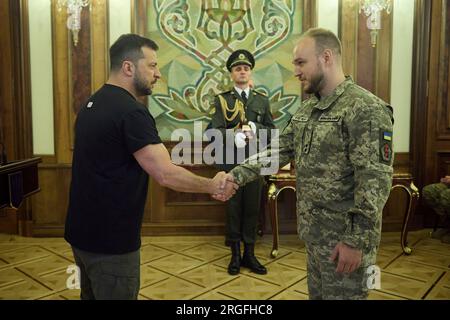 Kiev, Ukraine. 08 août 2023. Le président ukrainien Volodymyr Zelenskyy, à gauche, remet des médailles militaires aux membres des forces armées pour marquer la Journée des troupes de signal au Palais Mariinskyi, le 8 août 2023 à Kiev, en Ukraine. Crédit : Pool photo/Ukrainian Presidential Press Office/Alamy Live News Banque D'Images